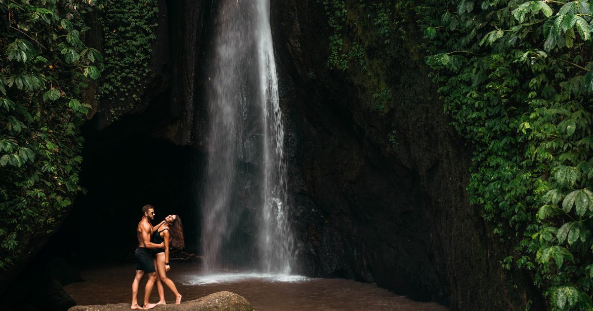 ubud waterfall couple